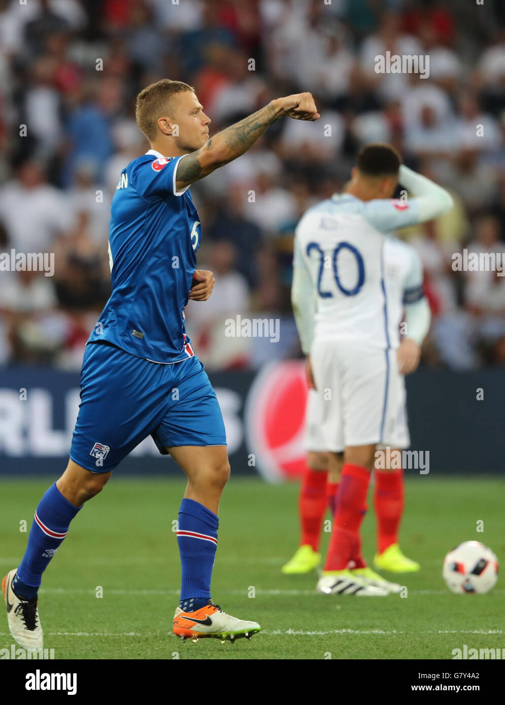 Nice, France. 27 Juin, 2016. L'Angleterre contre l'Islande, l'Euro de football, EURO 2016. Ragnar Sigurdsson (ISL), célébration objectif que l'Islande égaliser à la 6ème minute : Action Crédit Plus Sport/Alamy Live News Banque D'Images