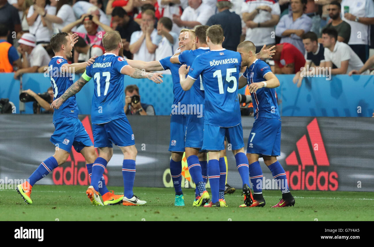 Nice, France. 27 Juin, 2016. L'Angleterre contre l'Islande, l'Euro de football, EURO 2016. Kolbeinn Sigthorsson (ISL) beatsn gardien Joe Hart (FRA) de marquer le but pour 1-2 : Action Crédit Plus Sport/Alamy Live News Banque D'Images