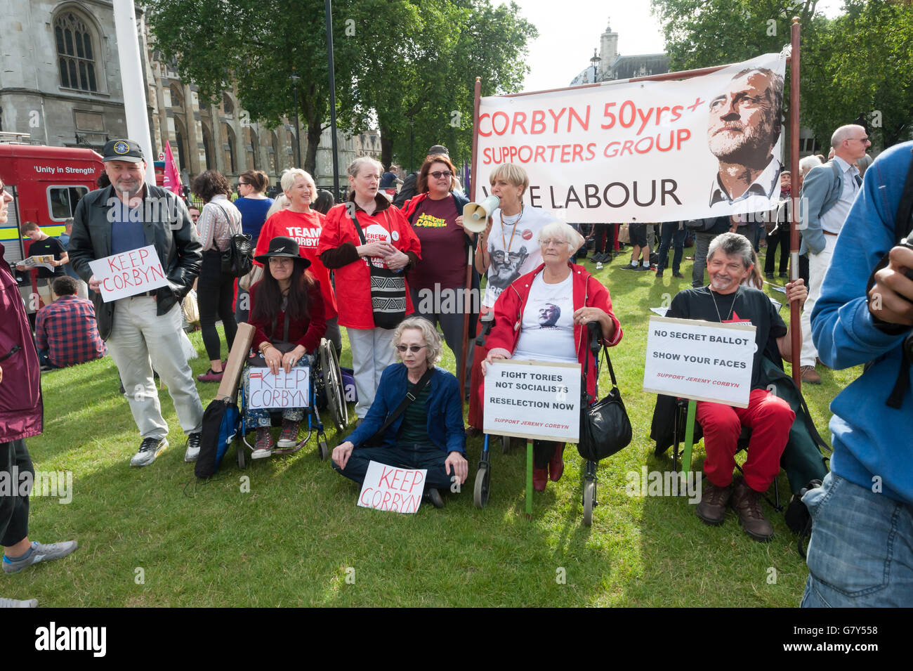 Londres, Royaume-Uni. 27 juin 2016. Corbyn partisans avant la protestation rallye principal suivi par plus de dix mille partisans du travail local remplissant la place du Parlement se sont vigoureusement opposés à une tentative de coup d'État par les députés travaillistes de droite contre le dirigeant syndical comme Jeremy Corbyn, malgré l'énorme mandat qu'il a de l'ensemble du parti. Crédit : Peter Marshall/Alamy Live News Banque D'Images