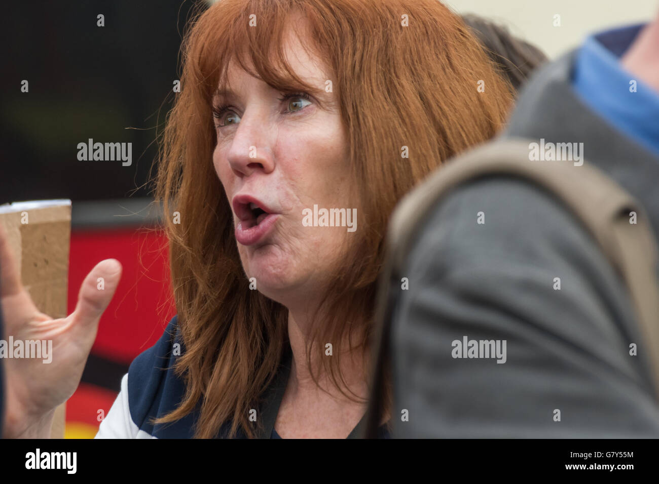 Londres, Royaume-Uni. 27 juin 2016. Jeremy Corbyn's office manager Karie Murphy en place du Parlement lors d'un rassemblement pour s'opposer à une tentative de coup d'État par les députés travaillistes de droite contre le dirigeant syndical comme Jeremy Corbyn, malgré l'énorme mandat qu'il a de l'ensemble du parti. Crédit : Peter Marshall/Alamy Live News Banque D'Images