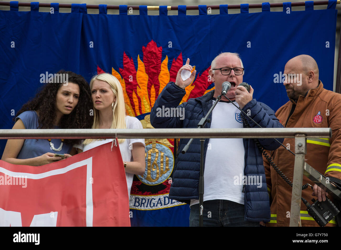 Londres, Royaume-Uni. 27 Juin, 2016. Ronnie Draper, Secrétaire général de la boulangerie, Food and Allied Workers Union (BFAWU), adresses des partisans de Jeremy Corbyn lors d'un rassemblement à la place du Parlement à l'appui de sa direction du Parti du Travail. Jeremy Corbyn est arrivé à la manifestation d'une réunion à la Chambre des communes, où il a dû faire face à des appels à démissionner de l'intérieur du parti du travail parlementaire à la suite des démissions massives de son Cabinet fantôme. Credit : Mark Kerrison/Alamy Live News Banque D'Images