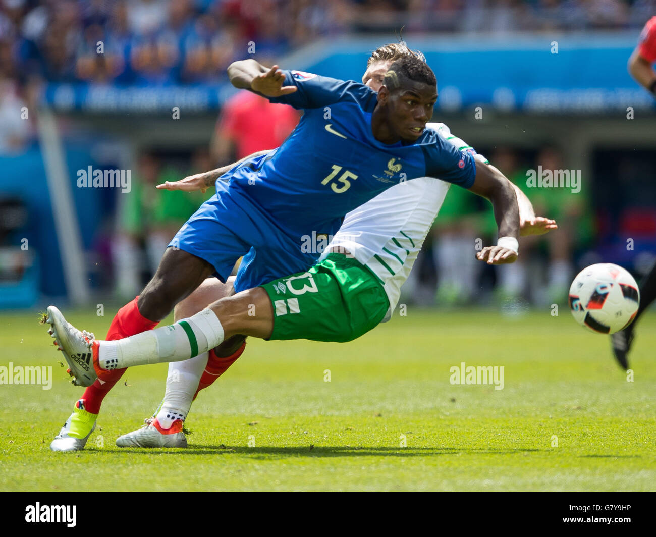 Lyon, France. 26 Juin, 2016. UEFA EURO 2016 de football, 16. La France et la République d'Irlande. Paul Pogba (Fra), Jeff Hendrick (Irl) © Plus Sport Action/Alamy Live News Banque D'Images