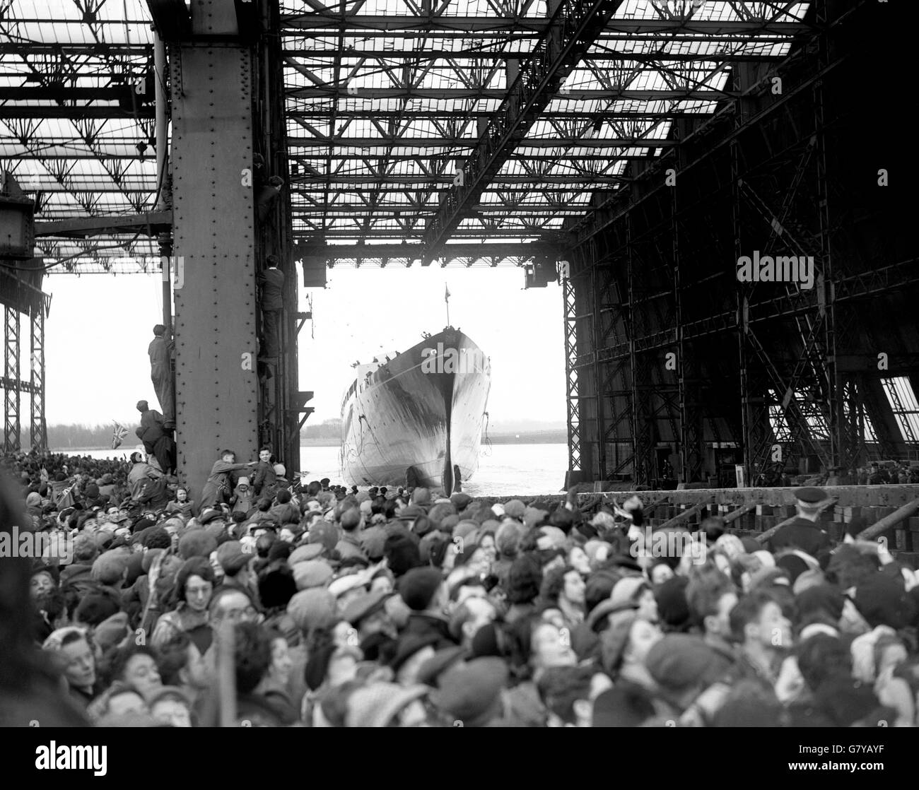 Le nouveau yacht royal Britannia entre dans l'eau après son lancement par la reine Elizabeth II au chantier naval de John Brown à Clydebank, en Écosse. Banque D'Images