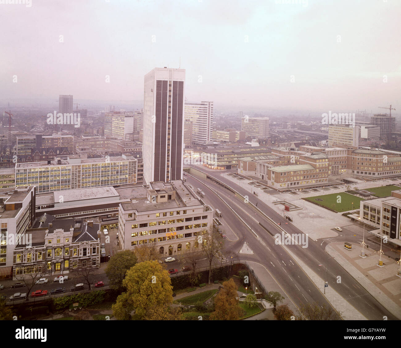 Croydon au crépuscule. C'est l'un des plus grands projets de réaménagement au sud de la Tamise. Au premier plan se trouve St George's House et à droite est Fairfield Halls, avec la circulation passant par et au-dessus du passage inférieur de George Street au milieu. Banque D'Images