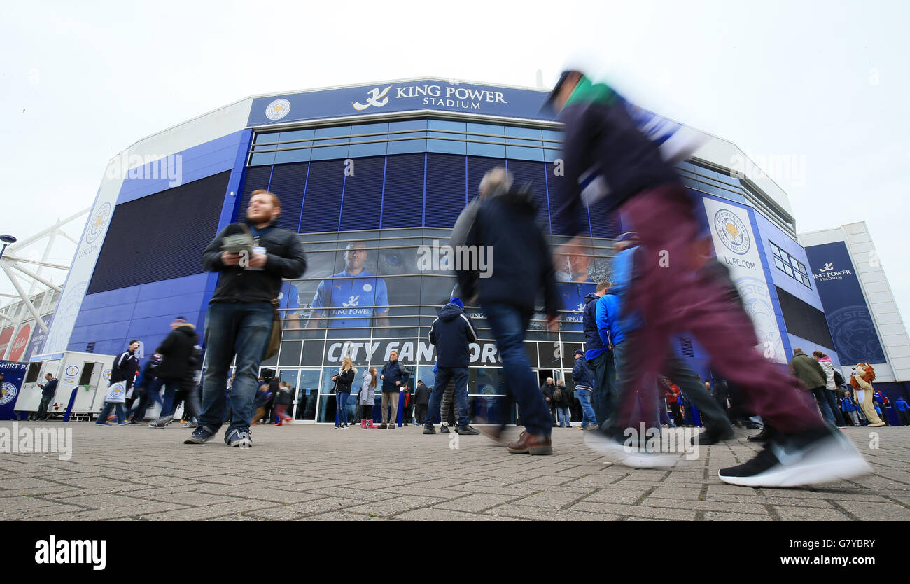 Les supporters se rendent au King Power Stadium pour le match entre Leicester City et Newcastle United. Banque D'Images