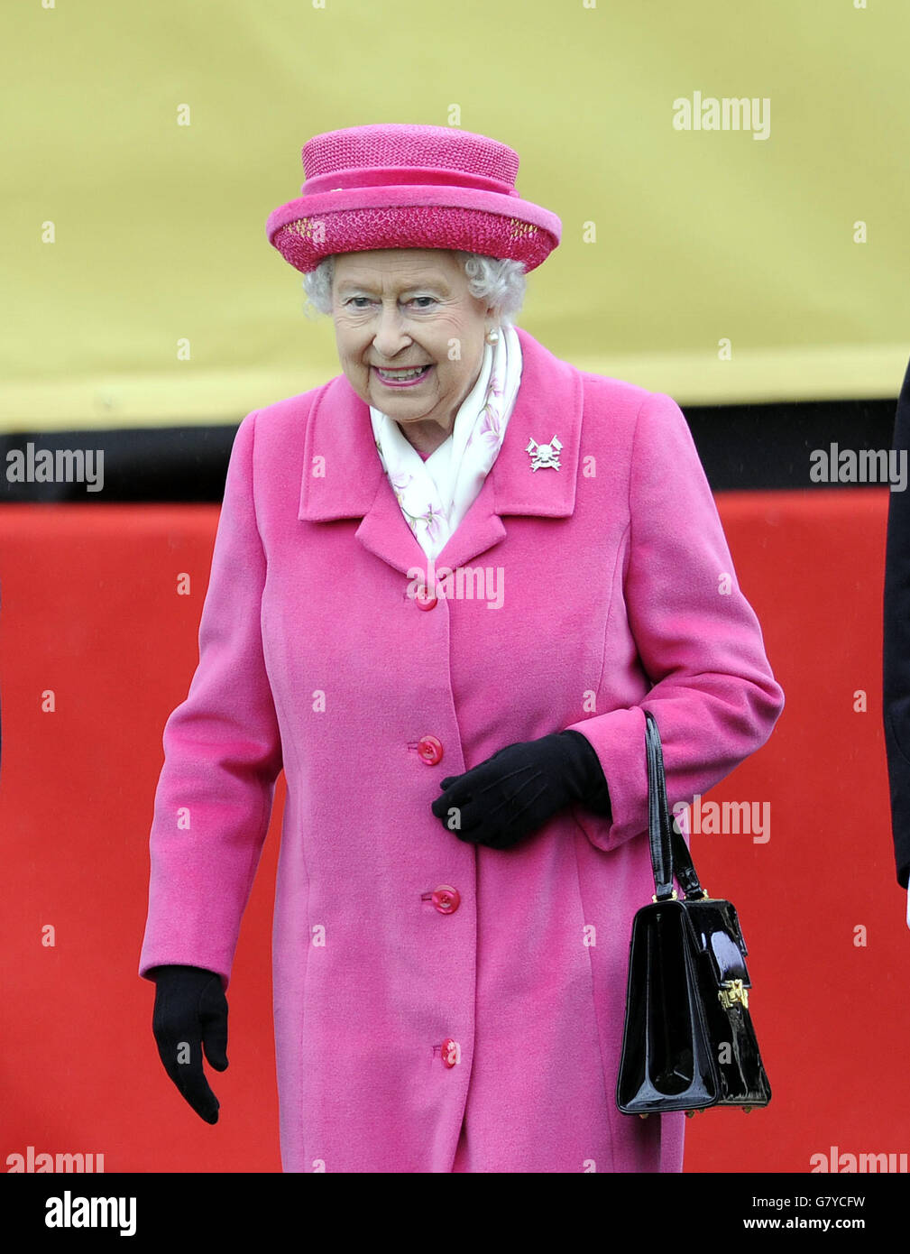 La reine Elizabeth II lors d'une visite au château de Richmond pour assister au défilé de fusion des Royal Landers de la reine et des 9e/12e Royal Landers. Banque D'Images