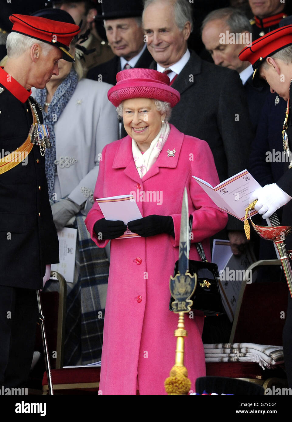 La reine Elizabeth II lors d'une visite au château de Richmond pour assister au défilé de fusion des Royal Landers de la reine et des 9e/12e Royal Landers. Banque D'Images