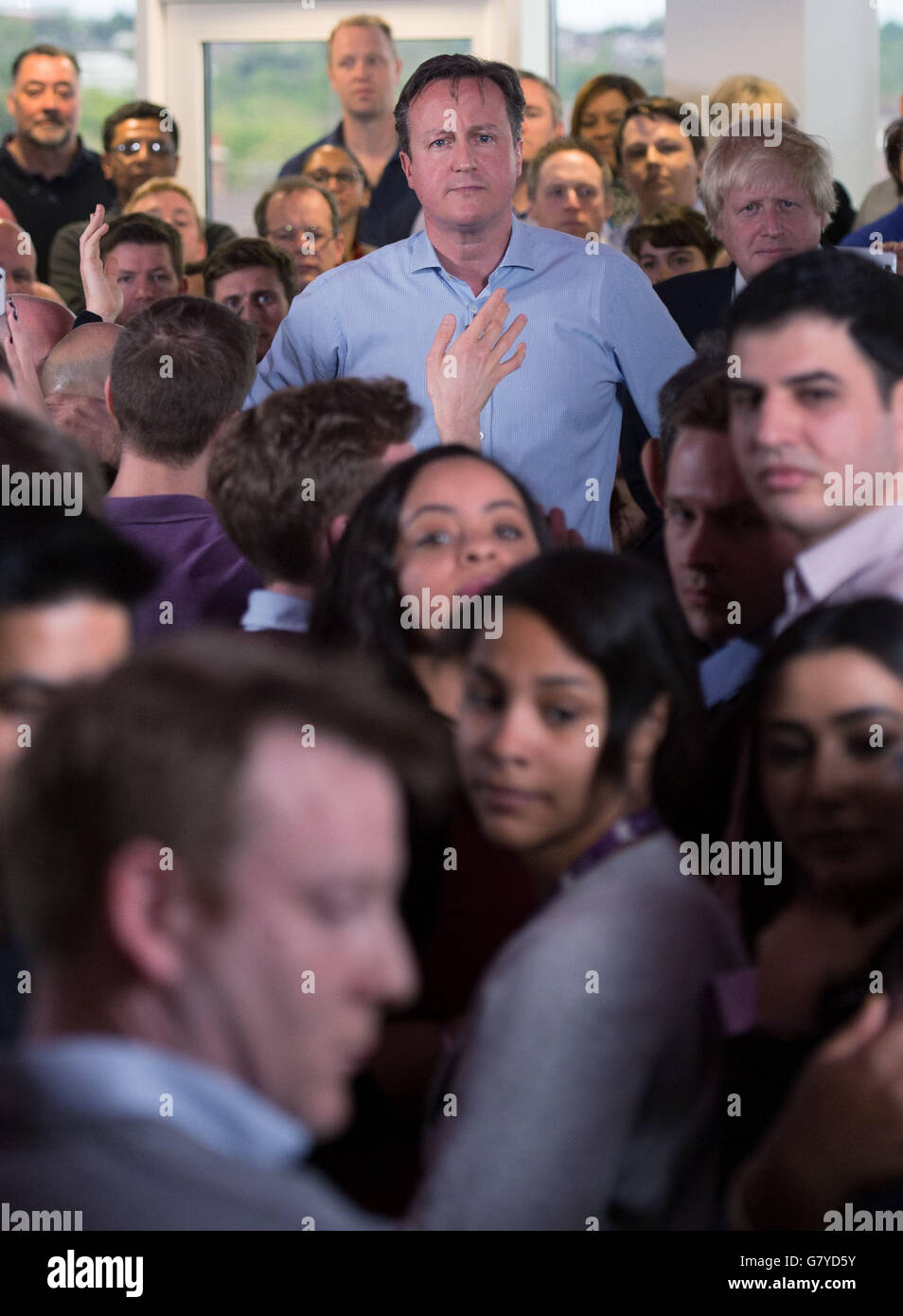 Le Premier ministre David Cameron tient des questions-RÉPONSES lors de sa visite à l'entrepôt de services publics pendant la campagne électorale générale. Banque D'Images