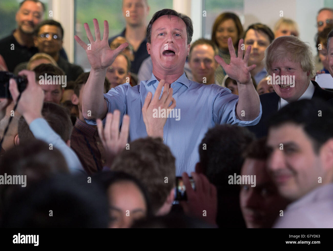 Le Premier ministre David Cameron tient des questions-RÉPONSES lors de sa visite à l'entrepôt de services publics pendant la campagne électorale générale. Banque D'Images