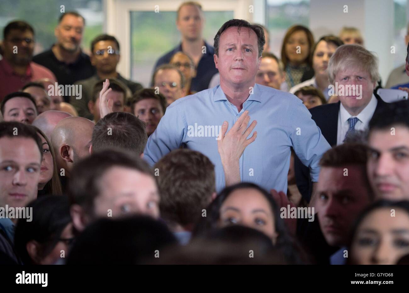 Le Premier ministre David Cameron tient un Q&amp;A lors de sa visite à l'entrepôt de services publics pendant la campagne électorale générale. Banque D'Images