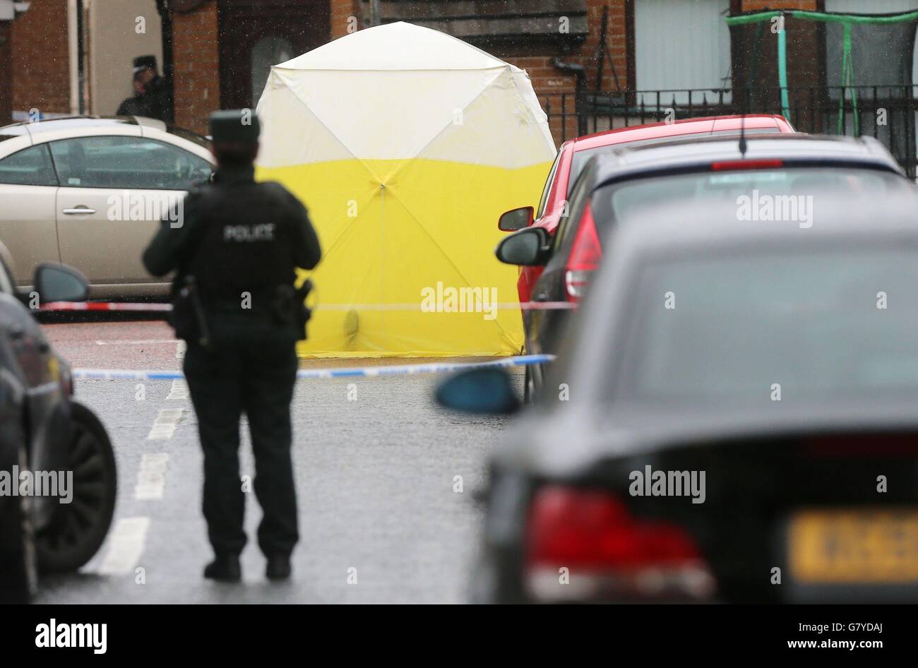 La police se trouve dans la rue Welsh, dans la zone des marchés, près du centre-ville de Belfast, à la suite de la fusillade fatale de Gerard 'Jock' Davison, un ancien commandant de l'IRA. Banque D'Images