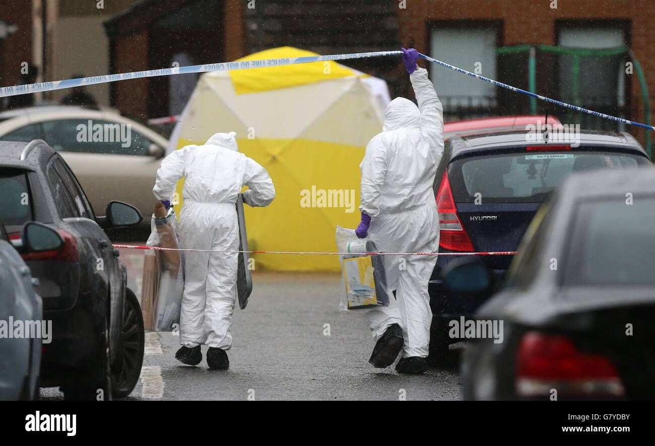 Des officiers de police judiciaire de Welsh Street, dans la zone des marchés près du centre-ville de Belfast, après la fusillade fatale de Gerard 'Jock' Davison, un ancien commandant de l'IRA. Banque D'Images