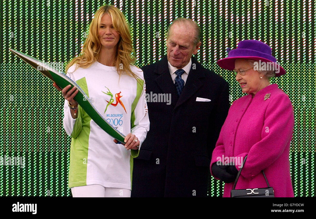 La reine Elizabeth II de Grande-Bretagne et le duc d'Édimbourg regardent le modèle elle MacPherson pour commencer le relais mondial de 180,000 kilomètres de Buckingham Palace à Melbourne. Banque D'Images