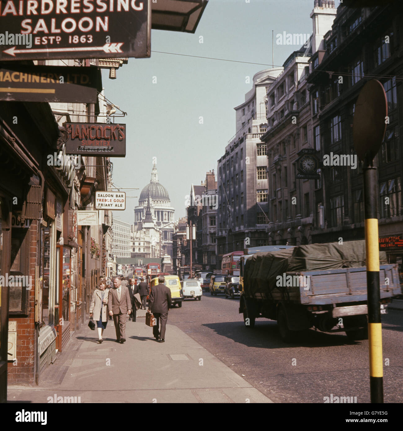 Vue sur Fleet Street avec la cathédrale Saint-Paul au loin. La photo à droite est les bureaux de l'Association de presse. Banque D'Images