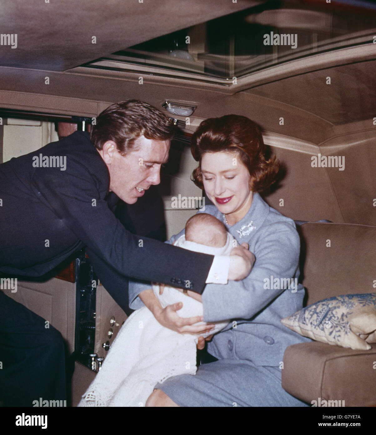 Les heureux parents royaux, LA PRINCESSE MARGARET et le COMTE DE SNOWDON, avec leur fils-bébé, LE VICOMTE LINLEY, alors qu'ils quittent Clarence House pour amener le bébé à la maison au palais de Kensington. Banque D'Images