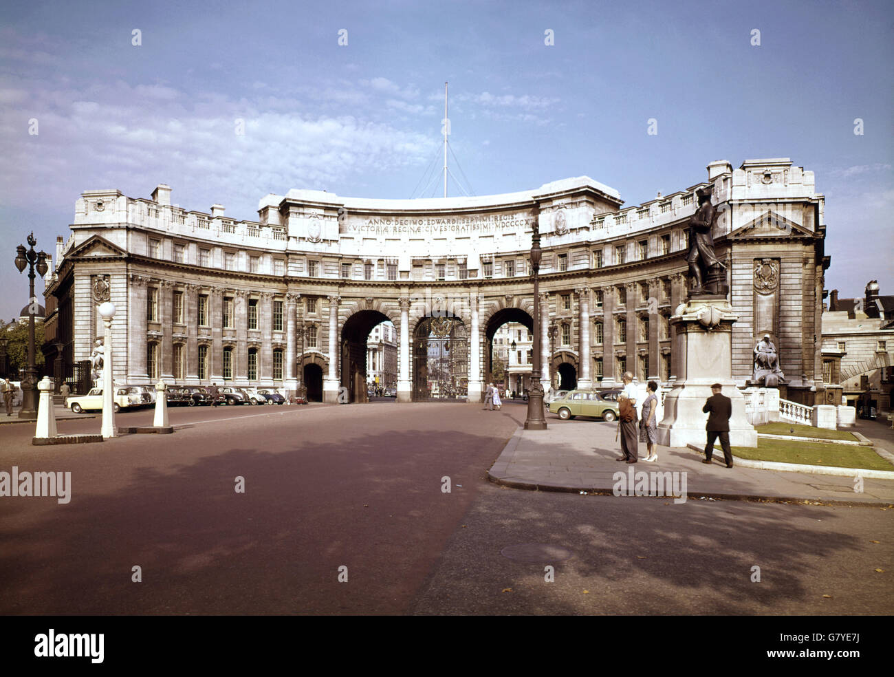 Admiralty Arch sur le Mall, un bâtiment classé de catégorie I. L'arche a été conçue par Sir Aston Webb, construite par John Mowom & Co et achevée en 1912.[2] elle rejoint l'ancien bâtiment de l'Amirauté, d'où son nom. L'édifice a été commandé par le roi Edward VII à la mémoire de sa mère, la reine Victoria, bien qu'il n'ait pas vécu pour en voir l'achèvement. Banque D'Images