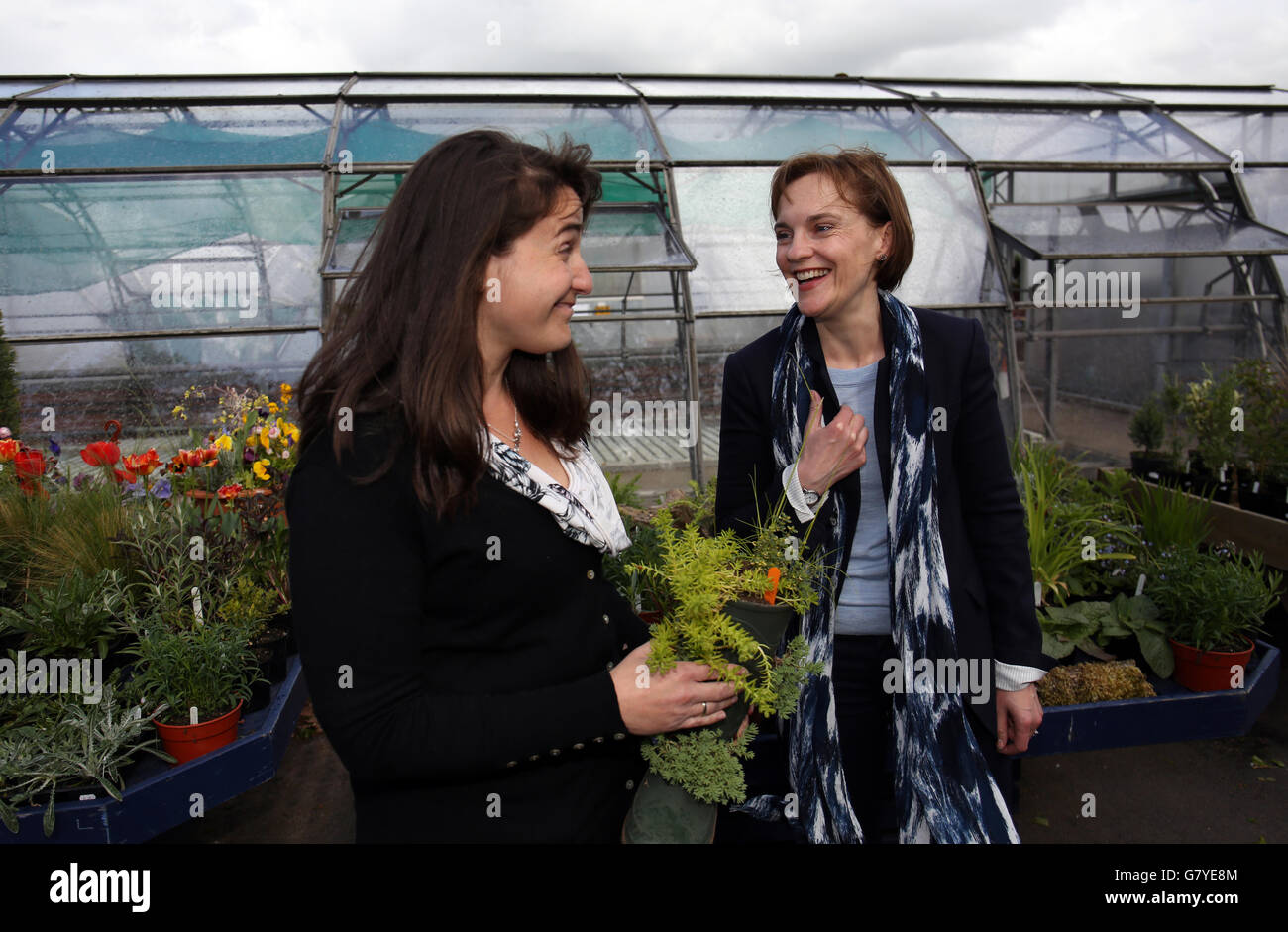 Justine Thornton (à gauche), épouse du chef du Parti travailliste Ed Miliband, s'entretient avec Esther Kovacs lors d'une visite au projet de jardins communautaires de Bedworth dans le Warwickshire, tout en suivant la campagne électorale générale. Banque D'Images