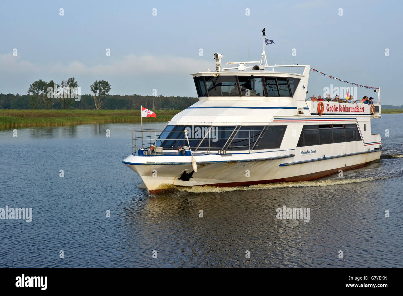 Bateau sur le lagon ou Bodden près de Zingst, Mecklembourg-Poméranie-Occidentale Banque D'Images