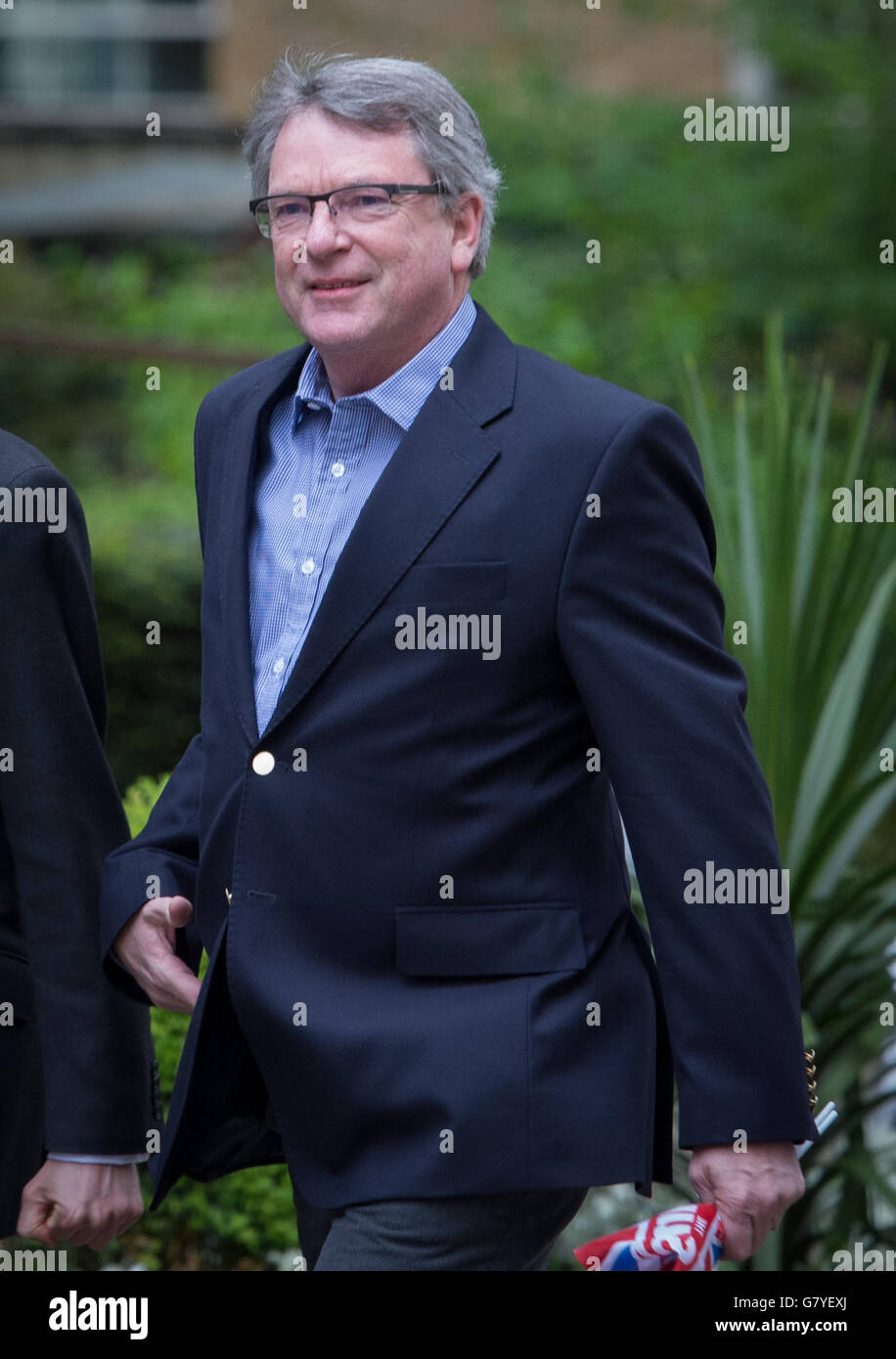 Lynton Crosby, stratège électoral du parti conservateur, arrive au 10 Downing Street à Londres, alors que le Premier ministre David Cameron entame son second mandat à la tête du parti après sa victoire de la majorité générale aux élections générales. Banque D'Images