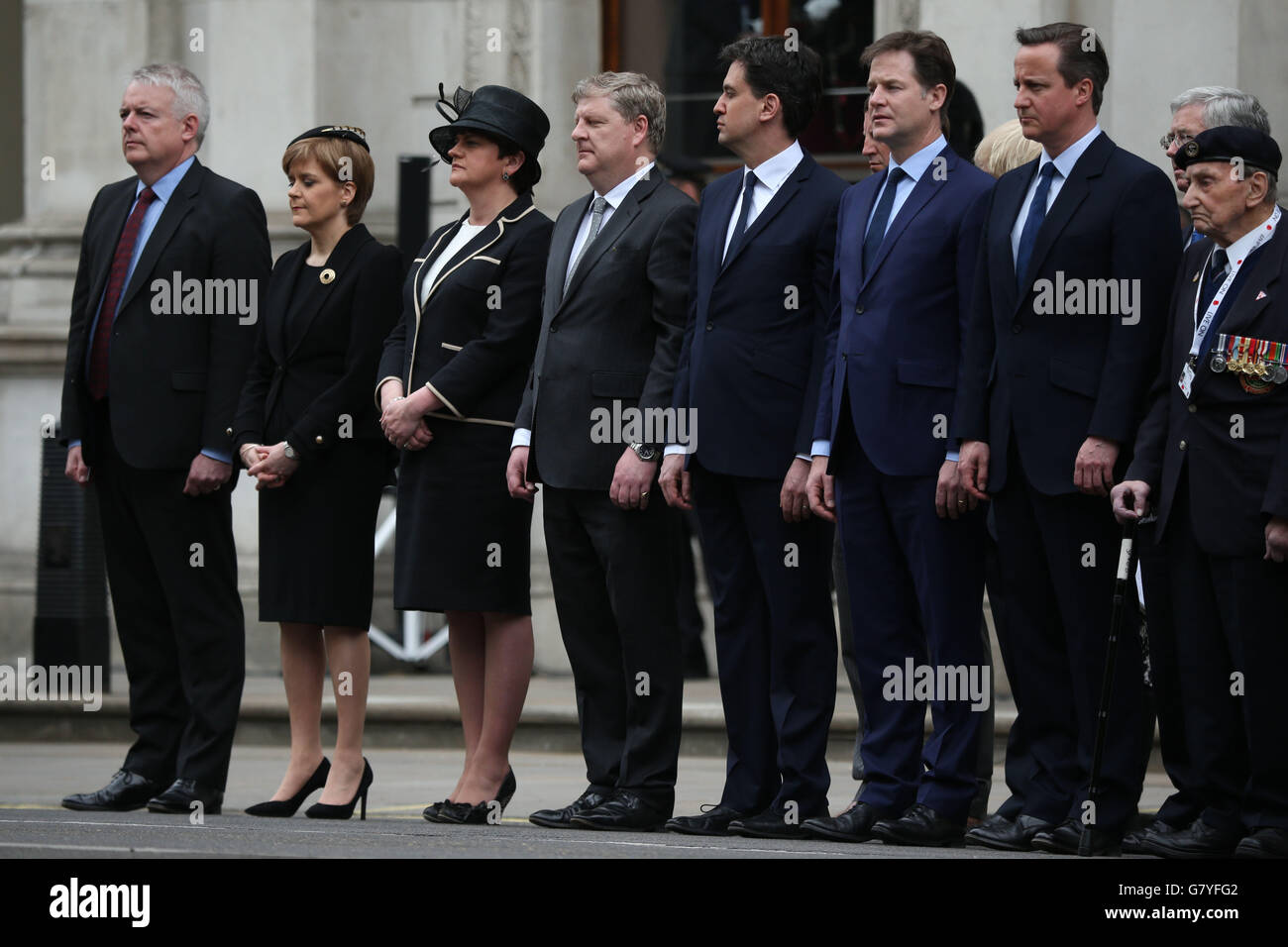 (Gauche-droite) Premier ministre du pays de Galles Carwyn Jones, Premier ministre écossais Nicola Sturgeon, politicien d'Irlande du Nord Arlene Foster, chef du SNP aux communes Angus Robertson, chef du travail Ed Miliband, chef du Parti libéral-démocrate Nick Clegg, Et le Premier ministre David Cameron prend part à un service du souvenir pour souligner le 70e anniversaire de la Journée du VE, au Cenotaph, à Whitehall, Londres. Banque D'Images