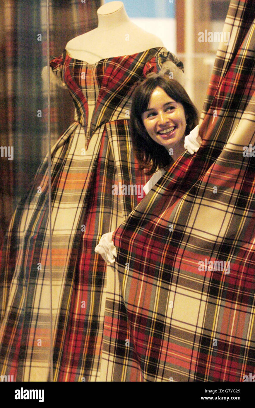 AUTONOME UNE robe en tartan de Victoria qui sera présentée au Scottish National Portrait Gallery, à Édimbourg, dans le cadre de l'exposition Victoria and Albert in Scotland, à partir du 18 mars et jusqu'au 5 juin 2005. Banque D'Images