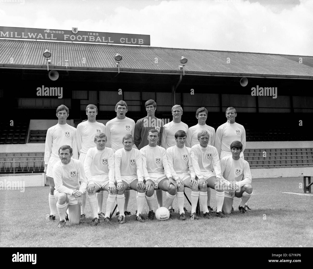 Les membres de la première équipe de Millwall se sont rassemblés à la Den, Londres, pour préparer l'ouverture de la saison de football.(Rangée arrière, l-r) Alan Dorney, Gorden Boland, Barry Kitchener, Brian King,Ken Jones, Bryan Brown et Harry Cripps.(Première rangée, l-r) John Gilchrist, Eamon Dunphy, Derek Possee, Keith Weller,Billy Neil, George Jacks et Dennis Burnett. Banque D'Images