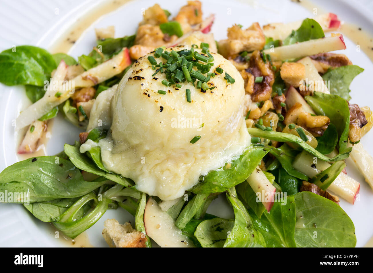 Baked crottin(Loire) le fromage de chèvre avec salade Côte French brasserie restaurant, St. Paul's Ludgate Hill, Londres, Angleterre Banque D'Images