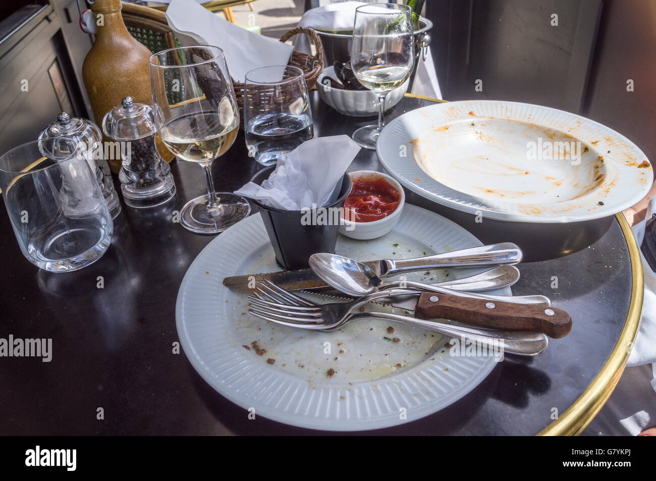 Des couverts et de la vaisselle après un repas au restaurant, brasserie française Côte St. Paul's Ludgate Hill, Londres, Angleterre Banque D'Images