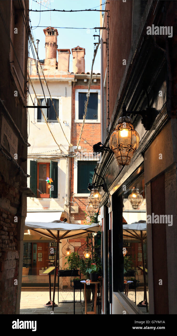 Petite rue étroite à Venise à Bacarando restaurant ai Corazzieri Banque D'Images
