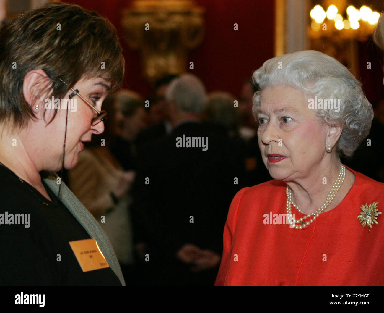La reine Elizabeth II rencontre la présentatrice radio Jenni Murray (à droite). Banque D'Images