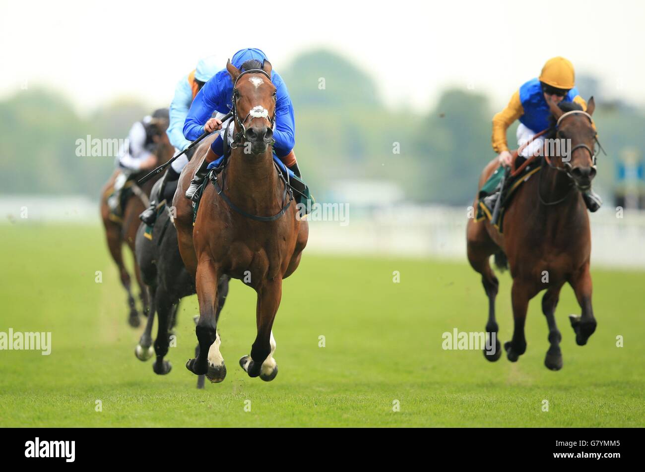 Sperry, monté par James Doyle (à gauche), remporte les enjeux des filies du week-end des champions irlandais de Longines au cours de la troisième journée du Dante Festival à l'hippodrome de York. Banque D'Images