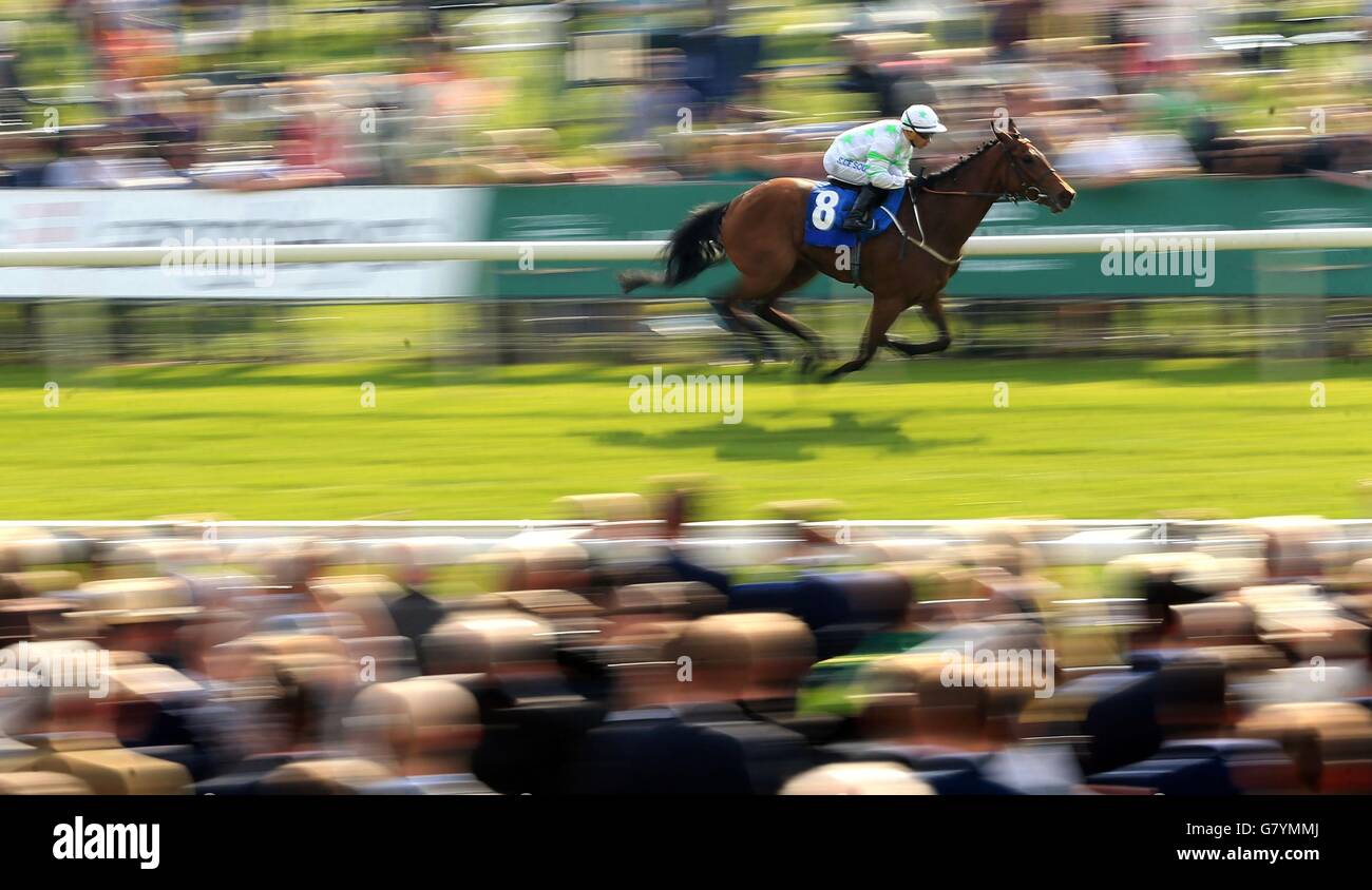 Courses hippiques - 2015 Dante Festival - Betfred Yorkshire Cup - York Racecourse.Les plaisantant yorkais de Silvestre de Sousa remportent les piquets de sécurité constants pendant la troisième journée du Dante Festival à l'hippodrome de York, York. Banque D'Images