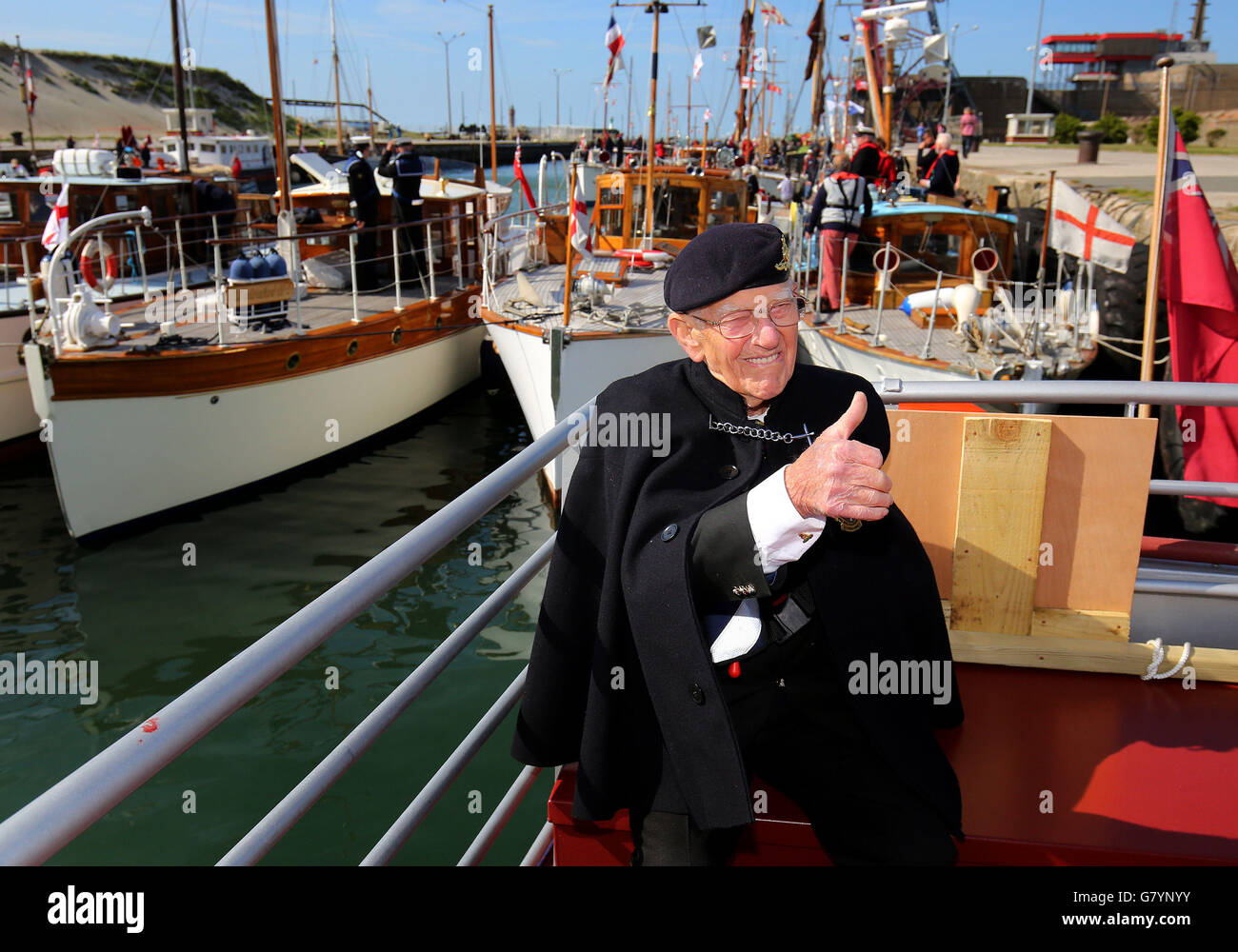 Garth Wright, vétéran de Dunkirk (95), donne un pouce à bord du petit navire la princesse Freda alors que les petits navires arrivent à Dunkirk, en France, pour marquer le 75e anniversaire de l'opération Dynamo. Banque D'Images