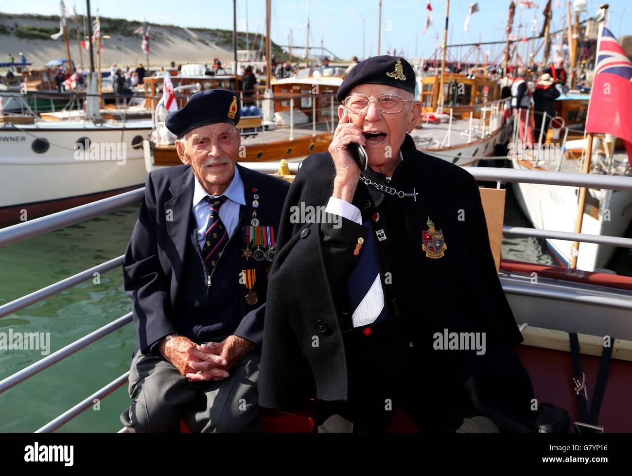 Les anciens combattants de Dunkerque Michael Bentall, 94 ans (à gauche) et Garth Wright (95 ans) à bord du petit navire la princesse Freda comme les petits navires arrivent à Dunkerque, en France, pour marquer le 75e anniversaire de l'opération Dynamo. Banque D'Images