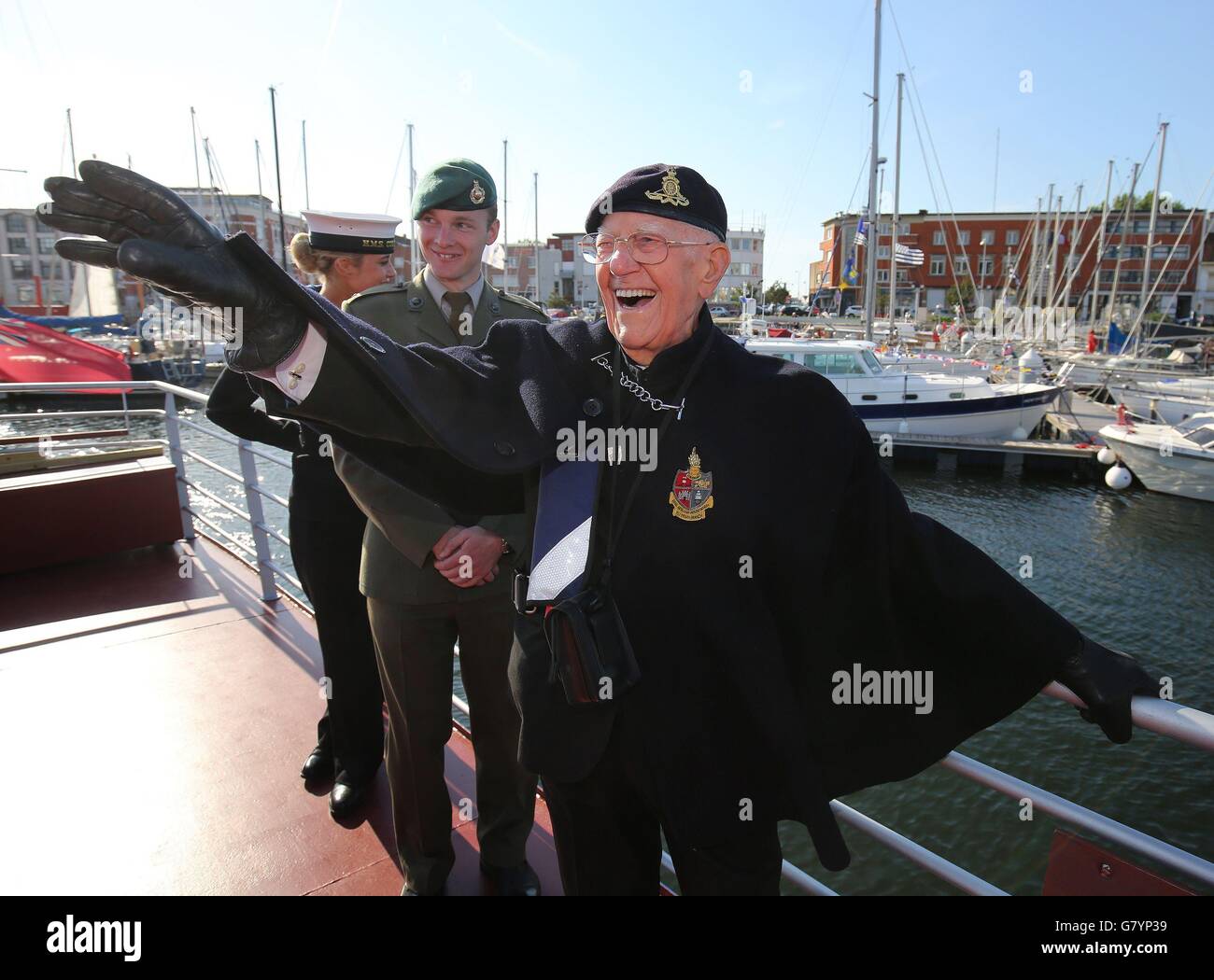 Garth Wright, vétéran de Dunkerque (95), fait un pas en avant à bord du petit navire la princesse Freda alors que les petits navires arrivent à Dunkerque, en France, pour marquer le 75e anniversaire de l'opération Dynamo. Banque D'Images