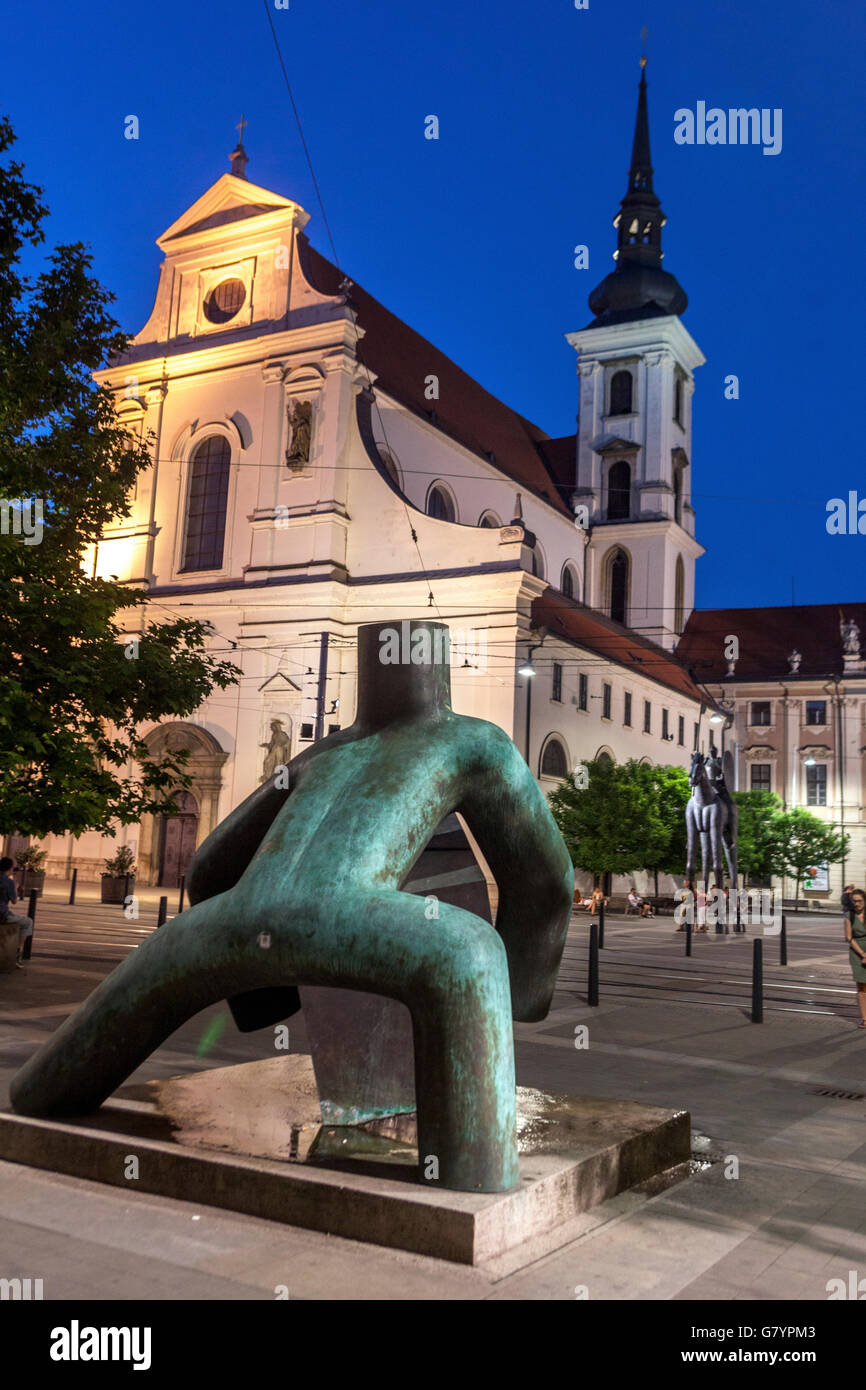 Statue de la Justice, place Moravie Brno Eglise Saint-Thomas place Moravske Namesti Brno République Tchèque Banque D'Images