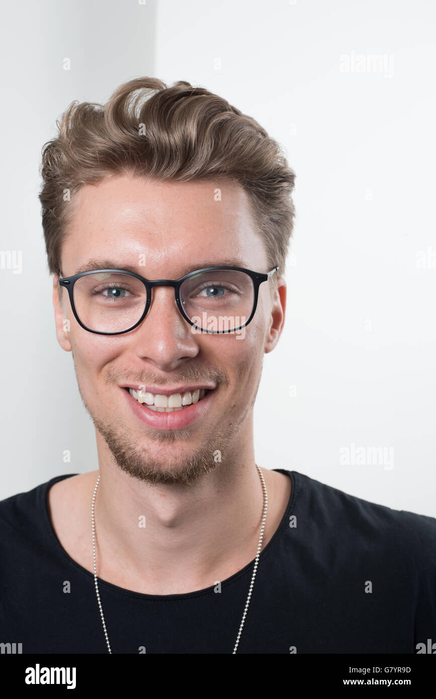 Smart young smiling dans l'appareil photo Banque D'Images