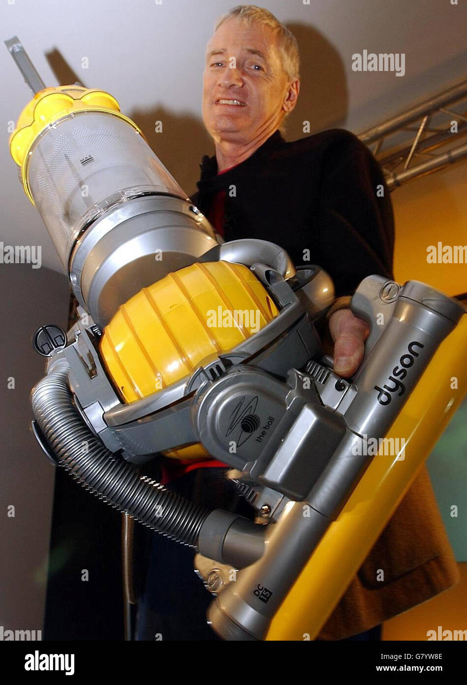 L'inventeur britannique James Dyson avec son nouvel aspirateur Dyson ball  lors du lancement du produit Photo Stock - Alamy