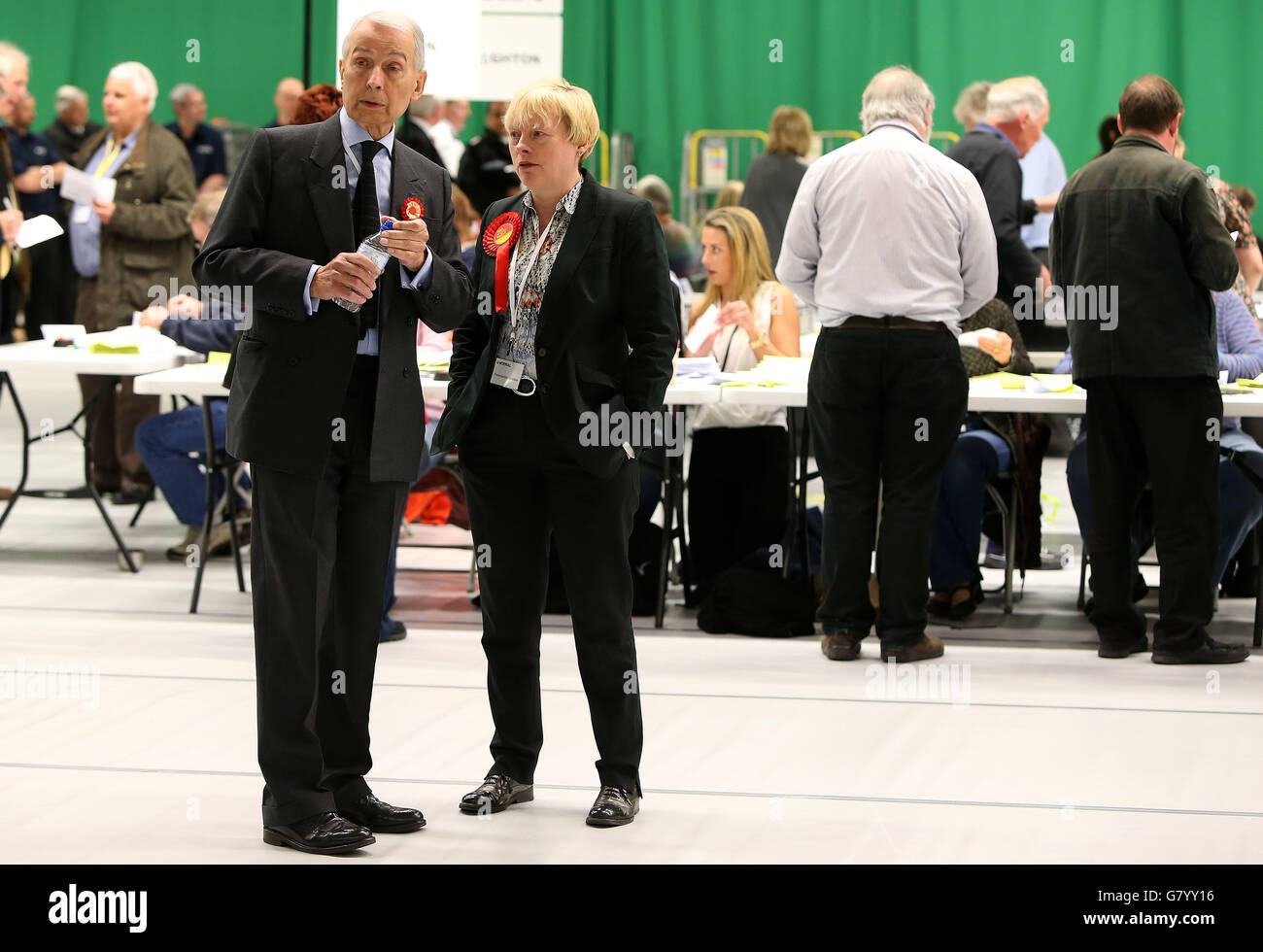 Le candidat du travail pour Birkenfield Frank Field et le candidat du travail pour Wirral South Angela Eagle regardent les personnes comptant les votes au Wirral tennis Centre, Bidston, Wirral pendant le décompte des élections générales. Banque D'Images