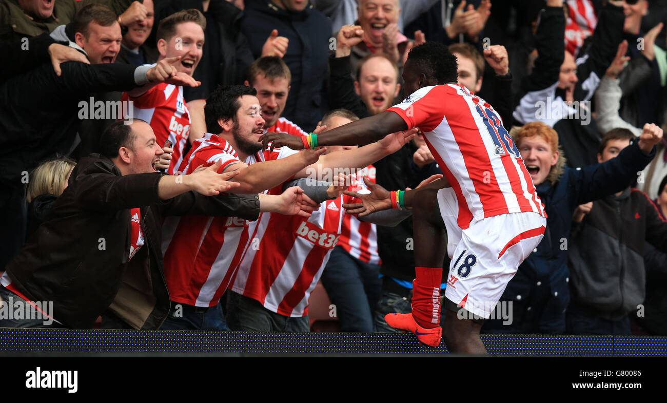 Mame Diouf, de stoke City, célèbre son troisième but lors du match de la Barclays Premier League au Britannia Stadium, Stoke on Trent. Banque D'Images