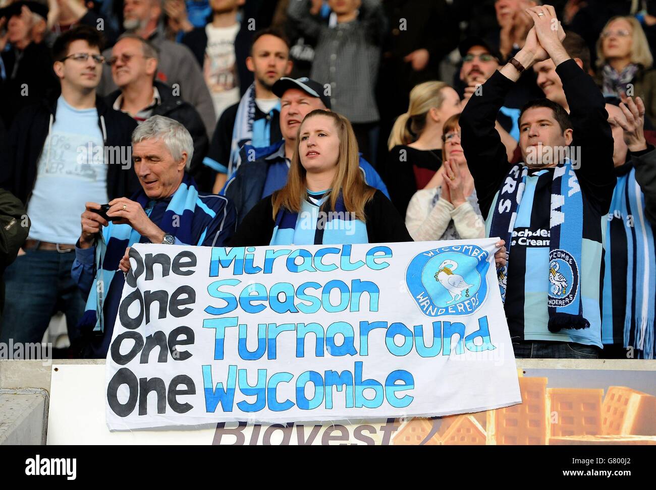 Les fans de Wycombe Wanderers affichent une bannière dans les stands avant le Sky Bet League Two, Play Off semi final, First Leg at Home Park, Plymouth Banque D'Images