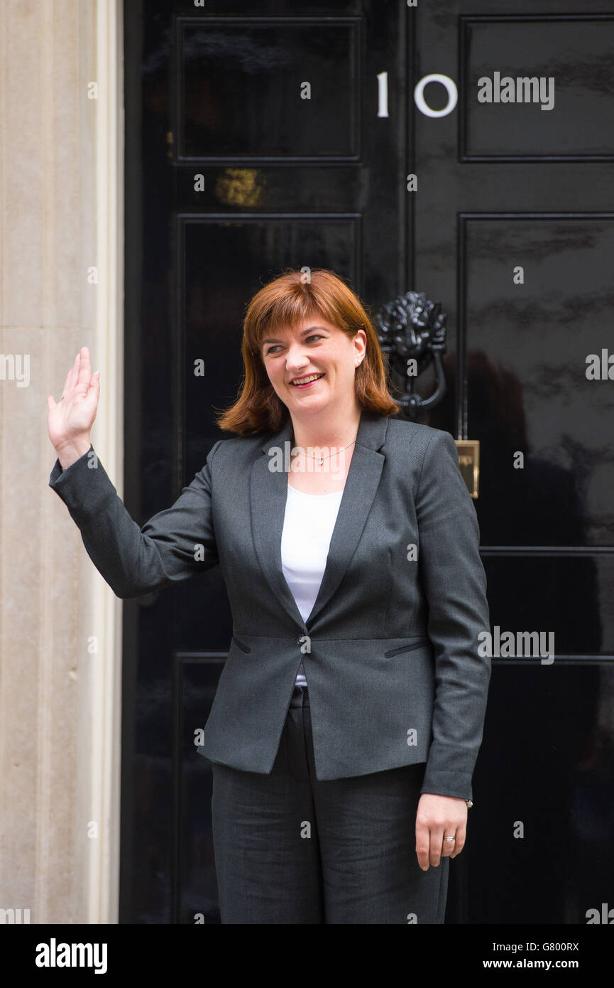 Nicky Morgan, qui reste Secrétaire à l'éducation, arrive au 10 Downing Street à Londres, alors que le PM met la touche finale à son nouveau cabinet. Banque D'Images