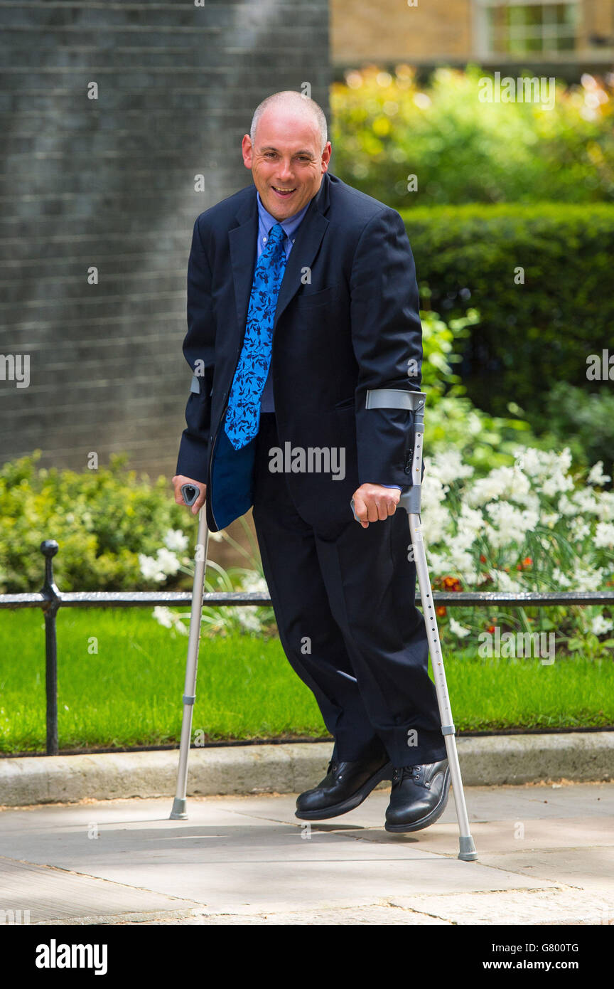 Robert Halfon, qui a été nommé vice-président du Parti conservateur, arrive au 10 Downing Street à Londres, alors que le premier ministre met la touche finale à son nouveau cabinet. Banque D'Images