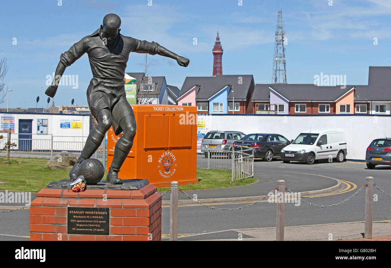 La statue de Stanley Mortensen repart sur sa plinthe à l'extérieur du club de football de Blackpool, à Blackpool. Banque D'Images