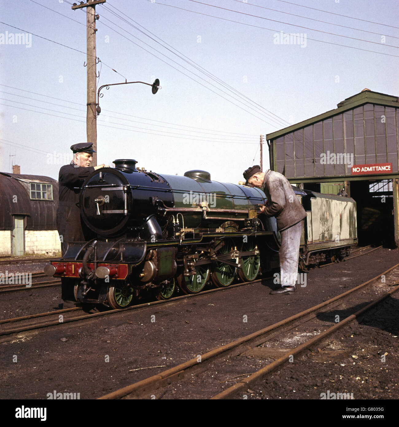 Des ouvriers du chemin de fer léger Hythe et Dymchurch, Littlestone, New Romney travaillant sur le moteur de la Déesse verte. Banque D'Images