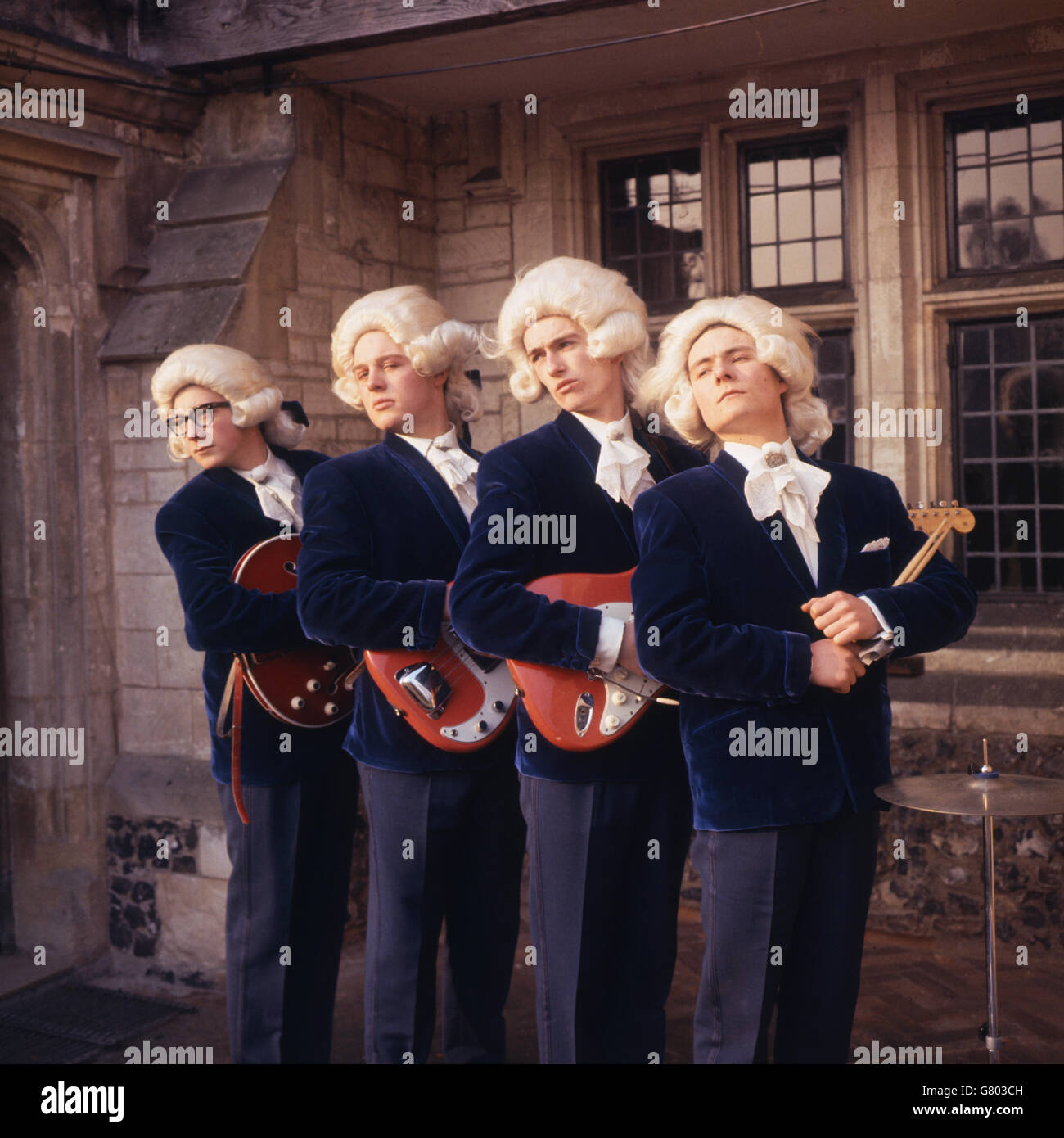 Le plus récent groupe de beat de Grande-Bretagne, « les snobs », qui portent une robe du XVIIIe siècle, joue à l'abbaye de Medenham, près de Marlow, dans le Buckinghamshire, où ils ont aujourd'hui réalisé leur premier enregistrement pour Decca. Le numéro « The Buckle Shoe Stomp » a été écrit par deux membres du groupe. 'Les snobs' ont tous 17 ans et viennent de Croydon à Surrey. Ils sont (dans l'ordre) John Boulden, Eddie Gilbert, Colin Sandland et Peter Yerrell. Banque D'Images