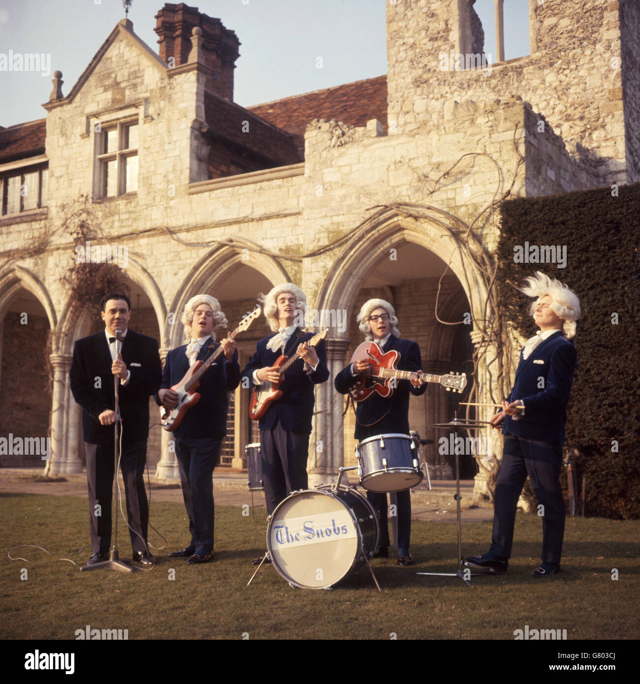 Le plus récent groupe de beat de Grande-Bretagne, « les snobs », qui portent une robe du XVIIIe siècle, joue à l'abbaye de Medenham, près de Marlow, dans le Buckinghamshire, où ils ont aujourd'hui réalisé leur premier enregistrement pour Decca. Le numéro « The Buckle Shoe Stomp » a été écrit par deux membres du groupe. 'Les snobs' ont tous 17 ans et viennent de Croydon à Surrey. Ils sont (dans l'ordre) John Boulden, Eddie Gilbert, Colin Sandland et Peter Yerrell. Banque D'Images