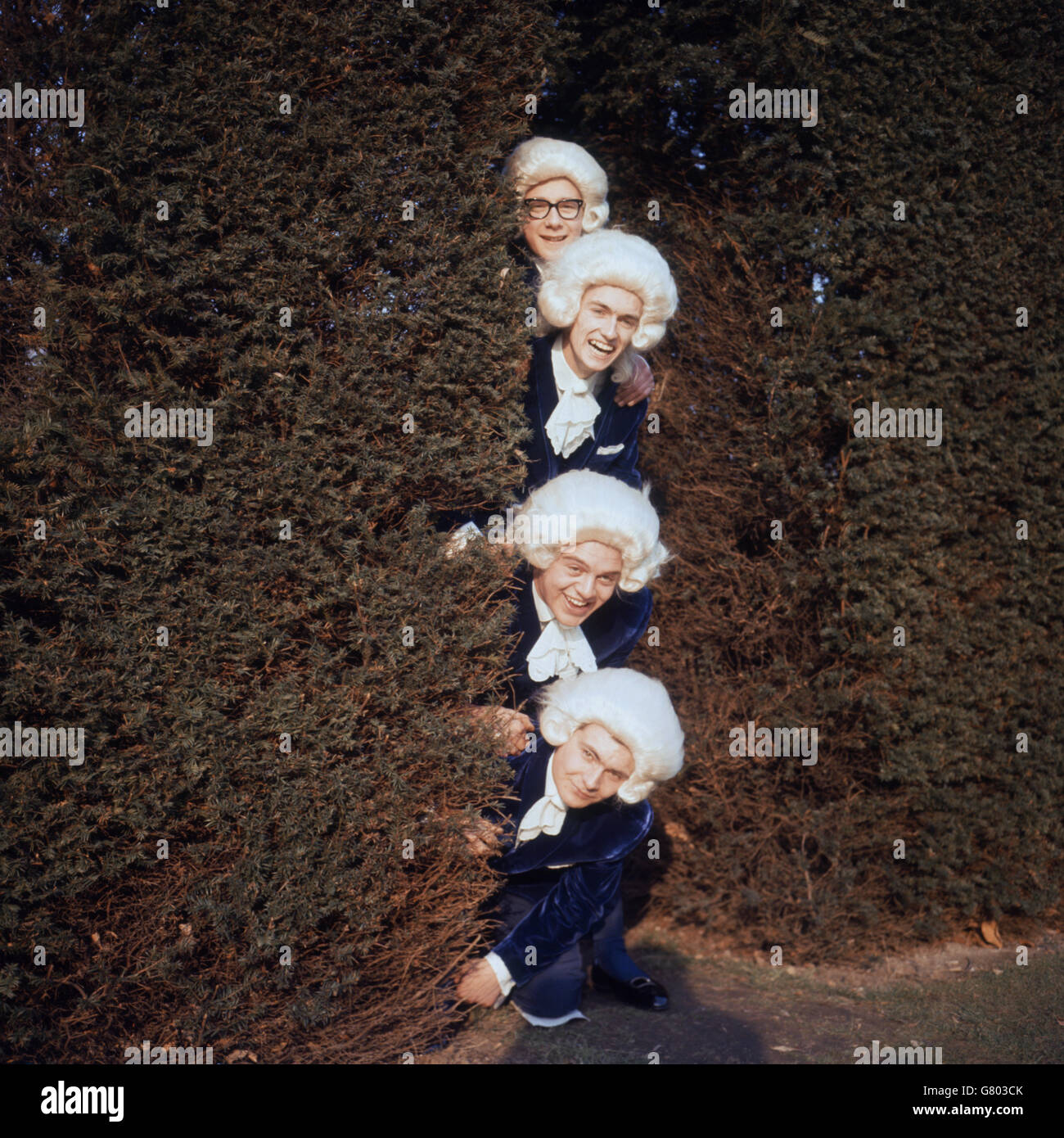 Le plus récent groupe de beat de Grande-Bretagne, « les snobs », qui portent une robe du XVIIIe siècle, joue à l'abbaye de Medmenham, près de Marlow, dans le Buckinghamshire, où ils ont aujourd'hui réalisé leur premier enregistrement pour Decca. Le numéro « The Buckle Shoe Stomp » a été écrit par deux membres du groupe. 'Les snobs' ont tous 17 ans et viennent de Croydon à Surrey. Ils sont (dans l'ordre) John Boulden, Eddie Gilbert, Colin Sandland et Peter Yerrell. Banque D'Images