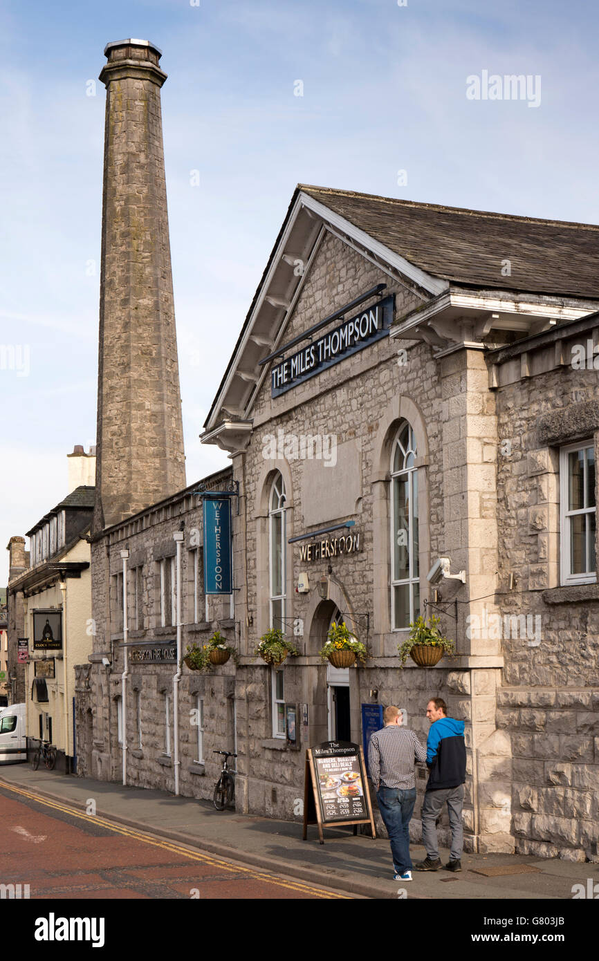 UK, Cumbria, Kendal, All Hallows Lane, les Miles Thompson Wetherspoon's pub à l'ancien lavoir public et bains Banque D'Images