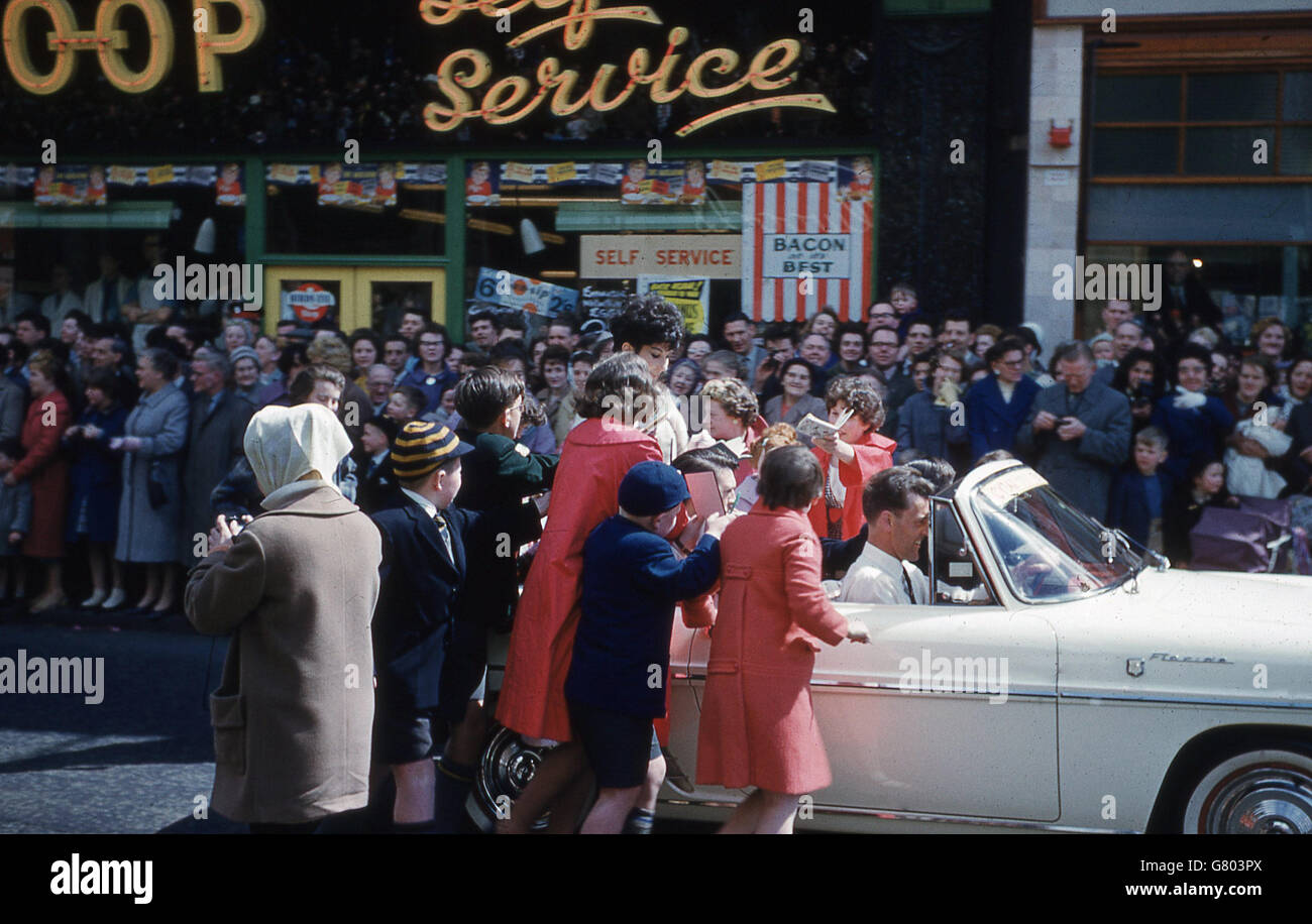 Années 1960, historique, approche des fans female pop singer, Alma Cogan pour son manuscrit lors d'une parade à l'Oldham carnaval. Banque D'Images